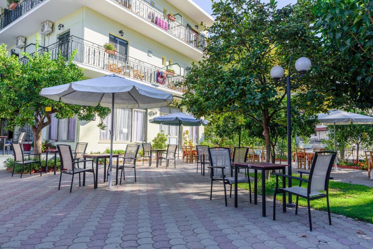 Des Roses Hotel Platanias  Exterior photo